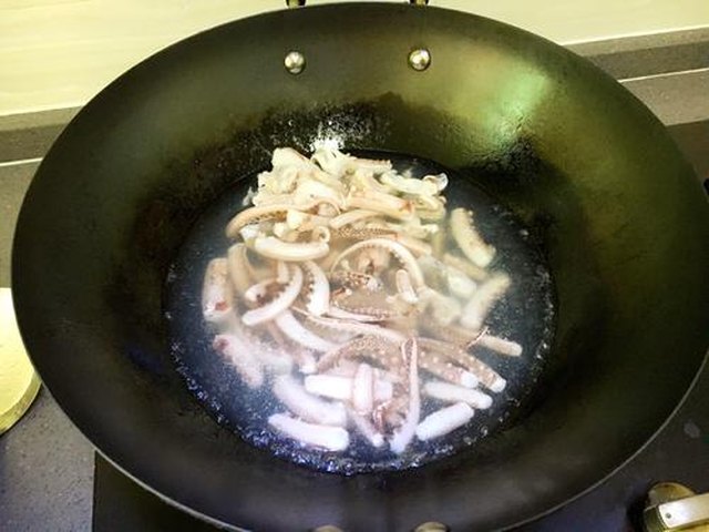 【蒜苔炒鱿鱼】步骤4
