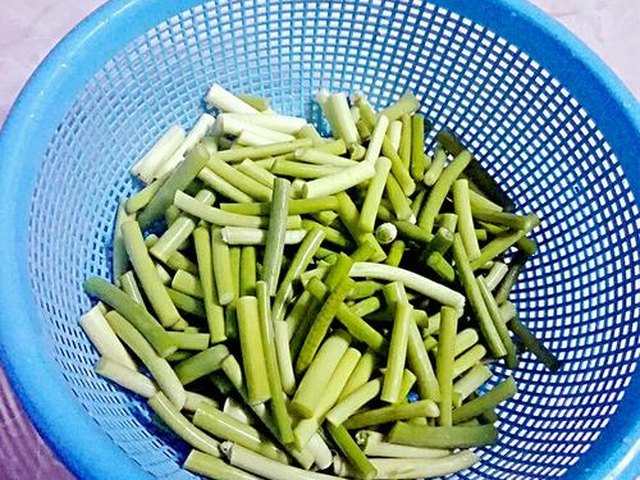 【蒜心炒腊肠】步骤1
