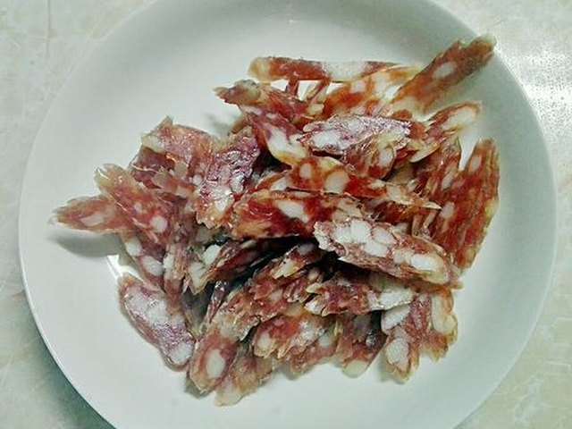 【蒜心炒腊肠】步骤2