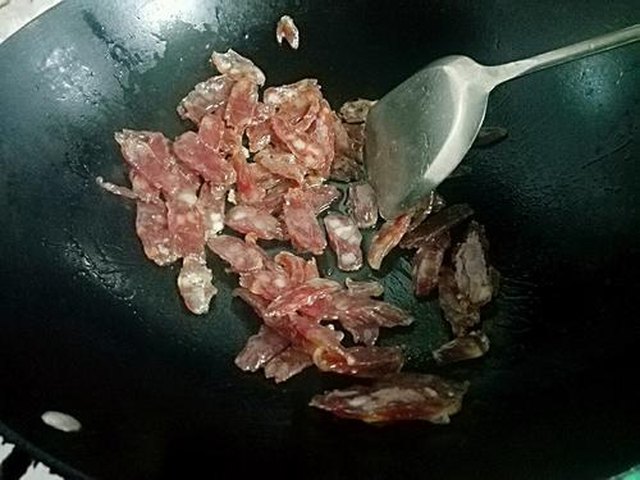 【蒜心炒腊肠】步骤3