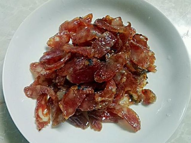 【蒜心炒腊肠】步骤4