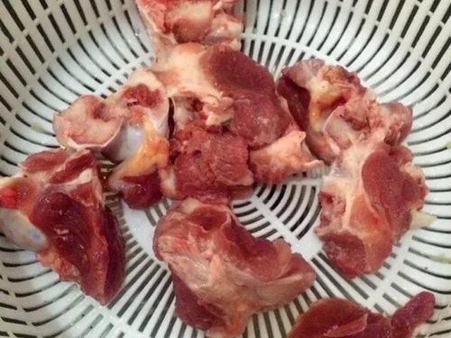 【胡萝卜筒骨汤】步骤1