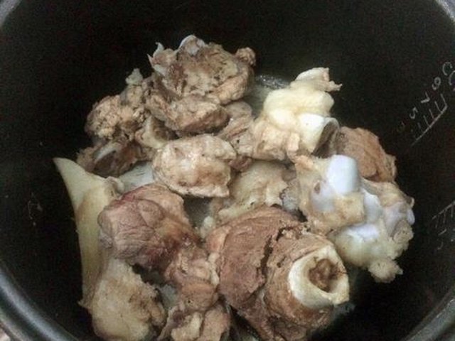 【胡萝卜筒骨汤】步骤4