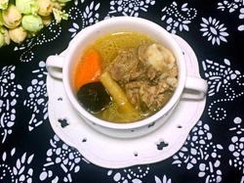 胡萝卜筒骨汤