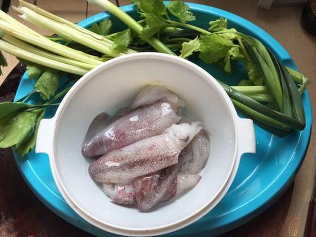 【芹菜炒鱿鱼】步骤1
