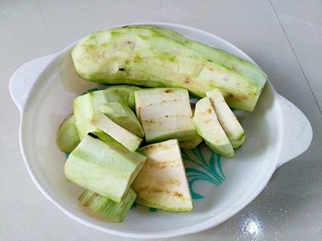 【茄子炒鸡蛋】步骤1