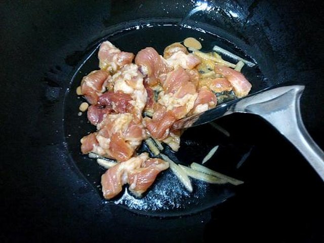 【腐竹炒肉】步骤4