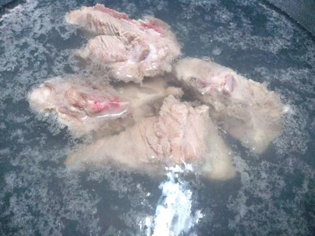 【五指毛桃煲猪骨】步骤1
