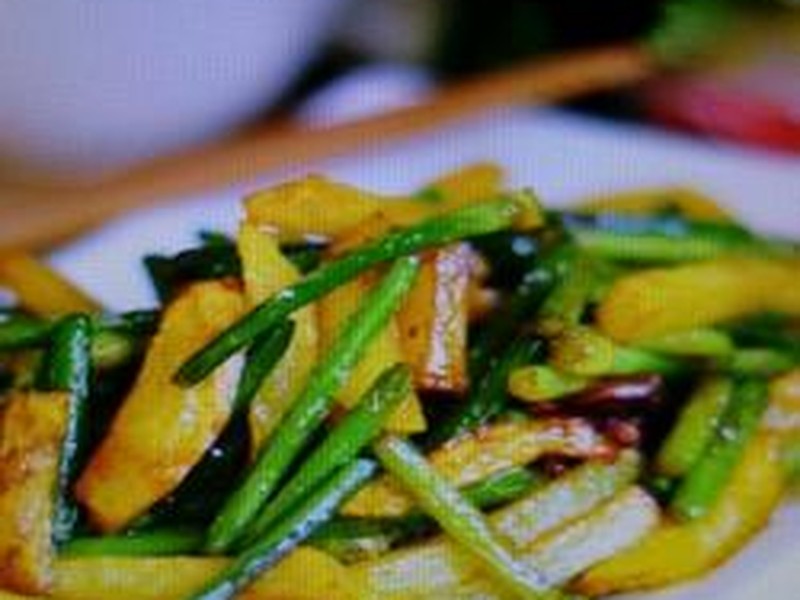 蒜苔烧土豆