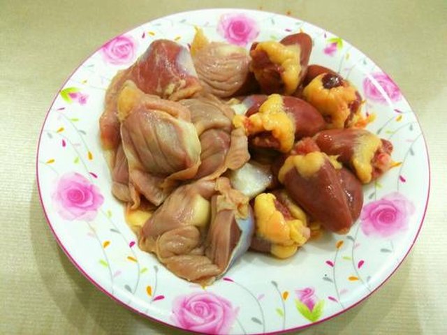 【酸豆角炒鸡杂】步骤1