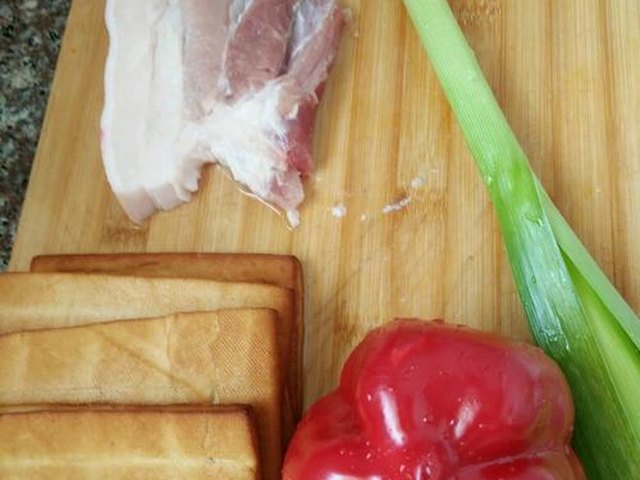 【五花肉青蒜炒豆干】步骤1