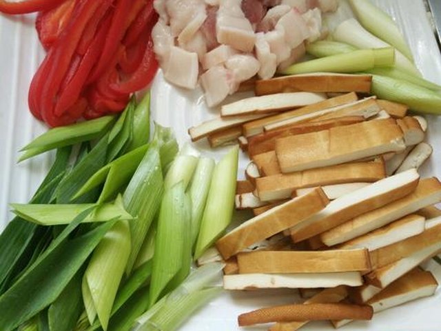 【五花肉青蒜炒豆干】步骤2