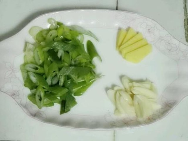 【姜葱焖猪尾巴】步骤2