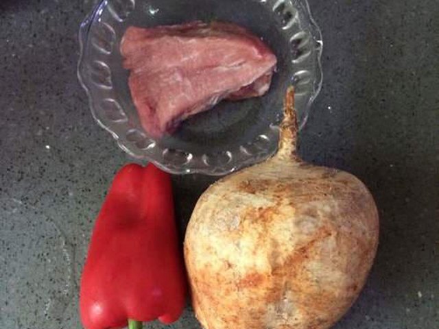 【凉薯炒肉片】步骤1