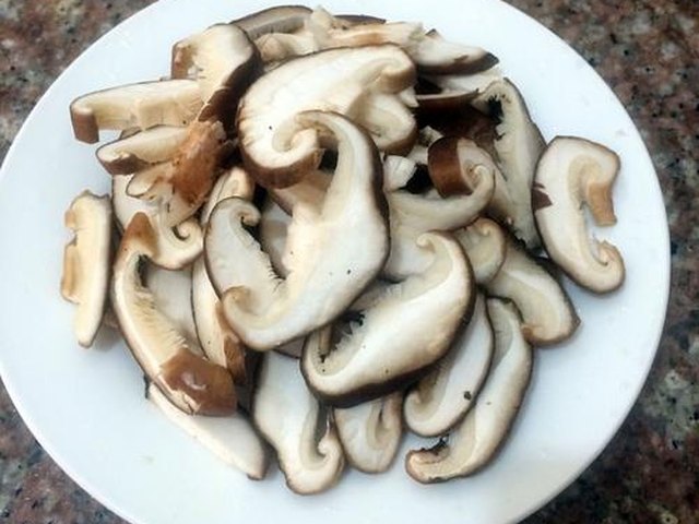 【蚝油香菇菜心】步骤1