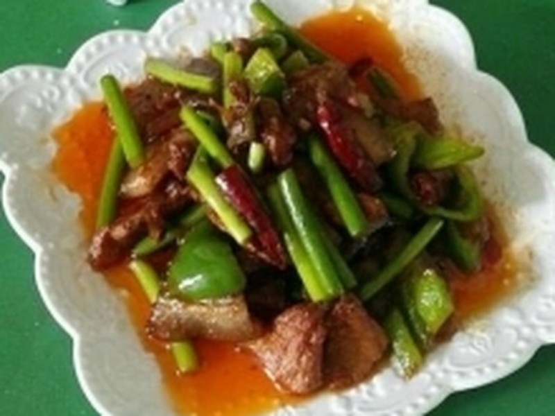 五花肉炒蒜苔