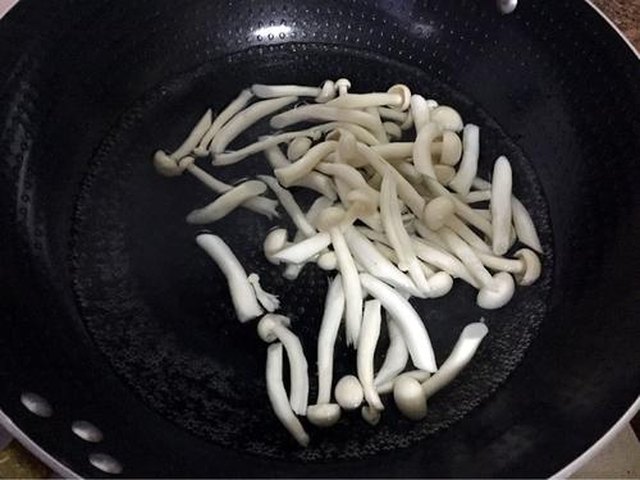 【蚝油炒海鲜菇】步骤2