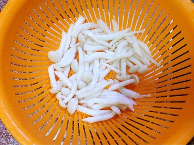 【蚝油炒海鲜菇】步骤3