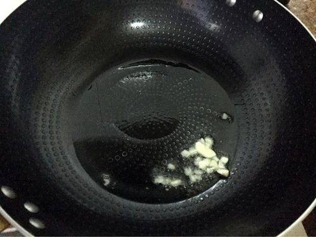 【蚝油炒海鲜菇】步骤4