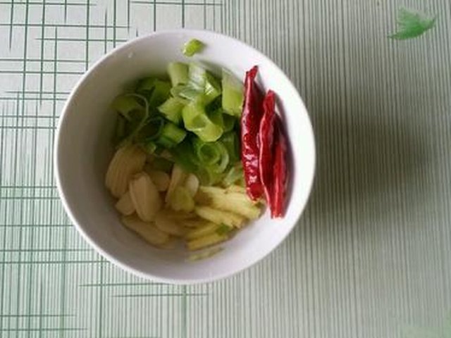 【煎炖黄花鱼】步骤2
