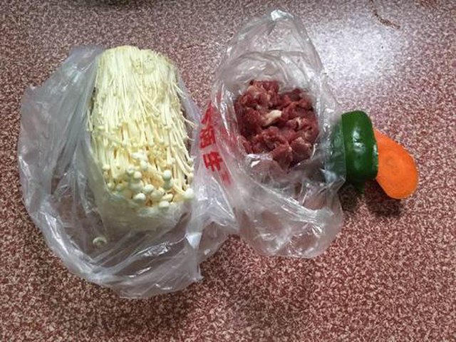 【金针菇炒肉丝】步骤1