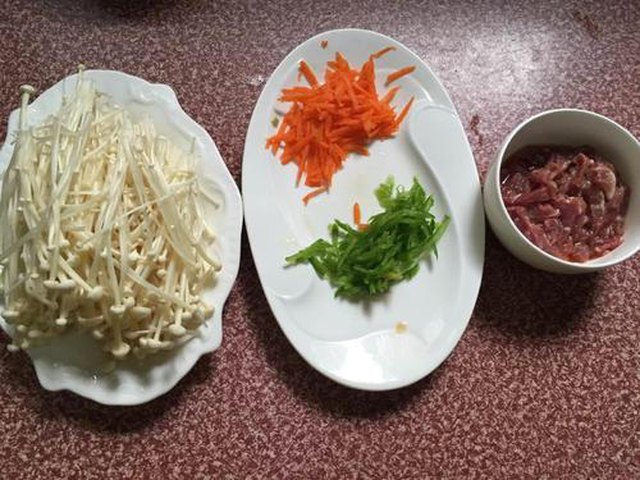 【金针菇炒肉丝】步骤2
