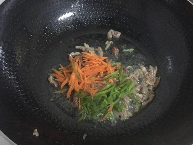 【金针菇炒肉丝】步骤4