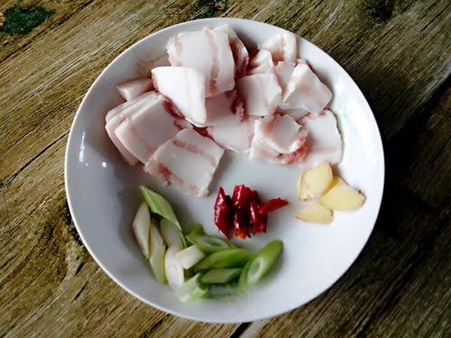 【五花肉炖芸豆】步骤2