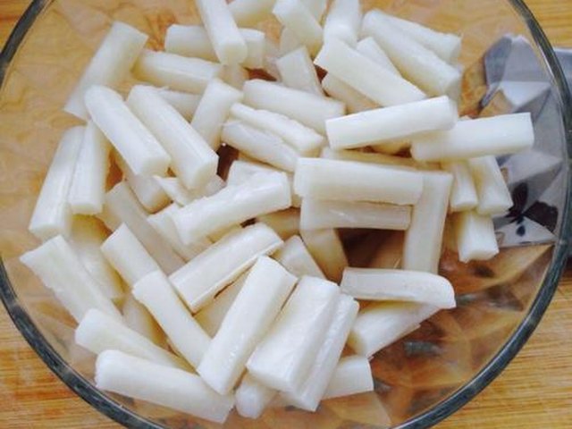 【辣白菜炒年糕】步骤2