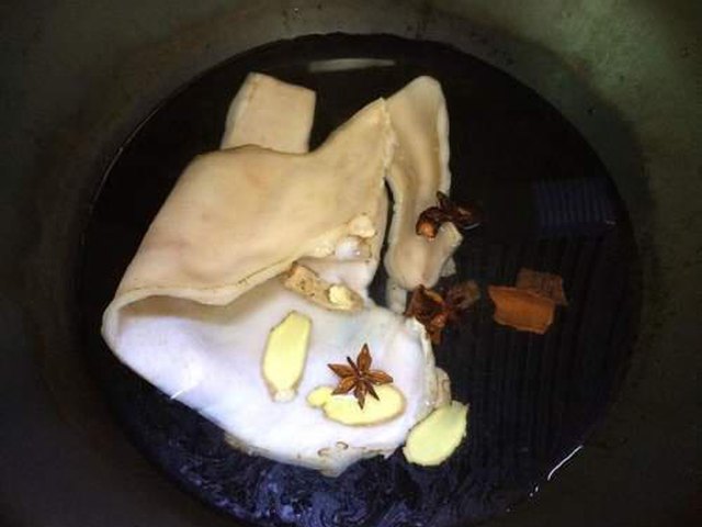 【猪皮炒酸豆角】步骤1