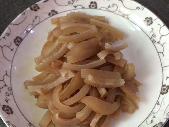 【猪皮炒酸豆角】步骤3