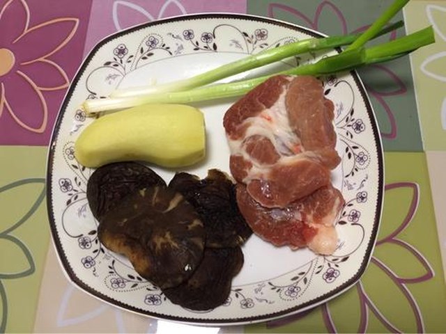 【猪肉香菇酿豆腐】步骤1