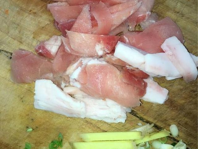 【肉炒胡萝卜】步骤1