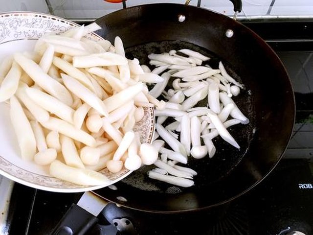 【培根炒海鲜菇】步骤4