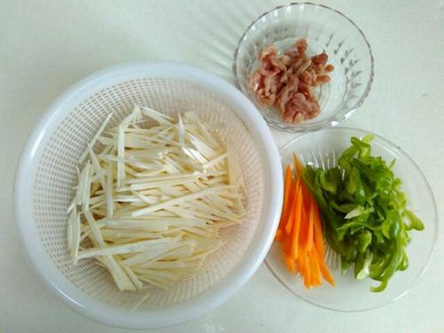 【青椒茭白炒肉丝】步骤1