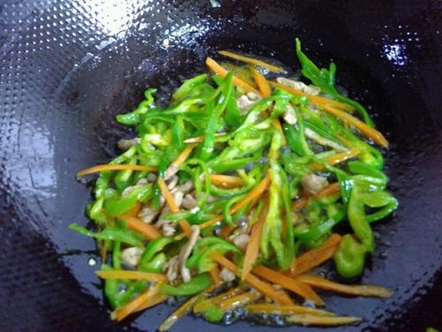 【青椒茭白炒肉丝】步骤4