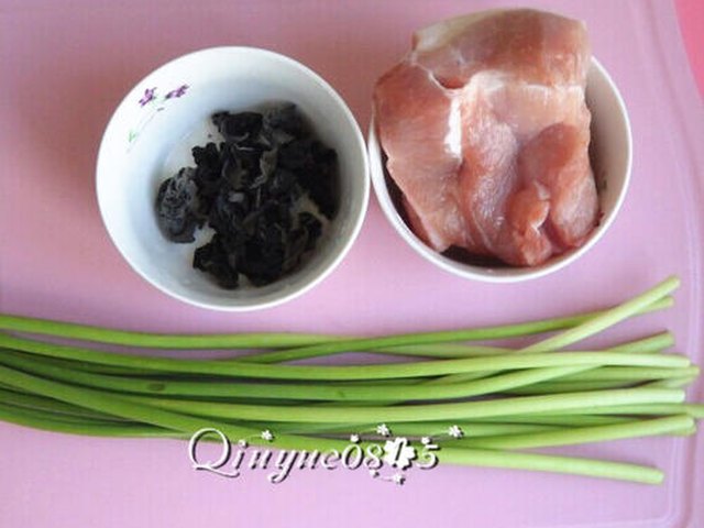 【肉炒蒜苔木耳】步骤1