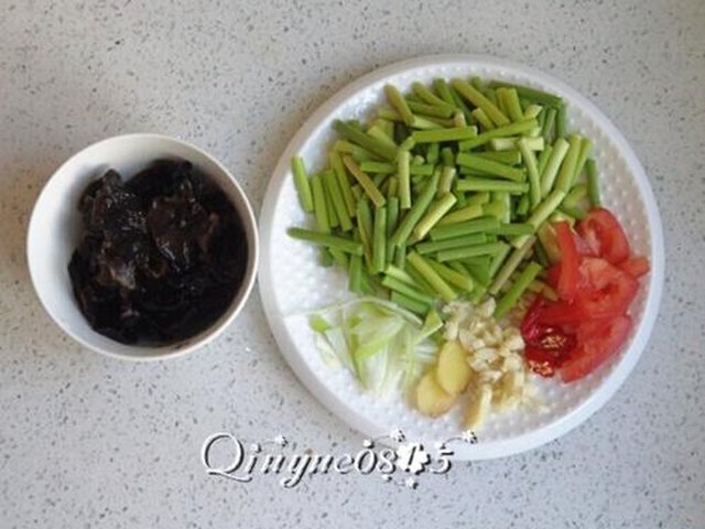 【肉炒蒜苔木耳】步骤3