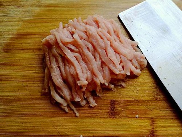 【彩椒炒肉丝】步骤2