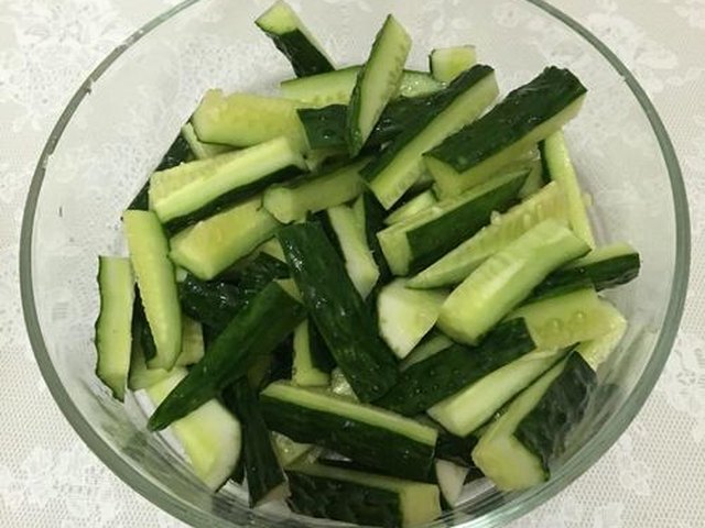 【酸辣甜黄瓜】步骤1