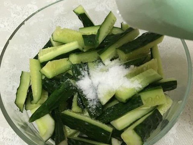 【酸辣甜黄瓜】步骤2