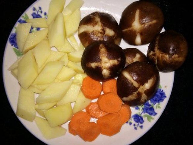 【香菇土豆炖鸡肉】步骤2