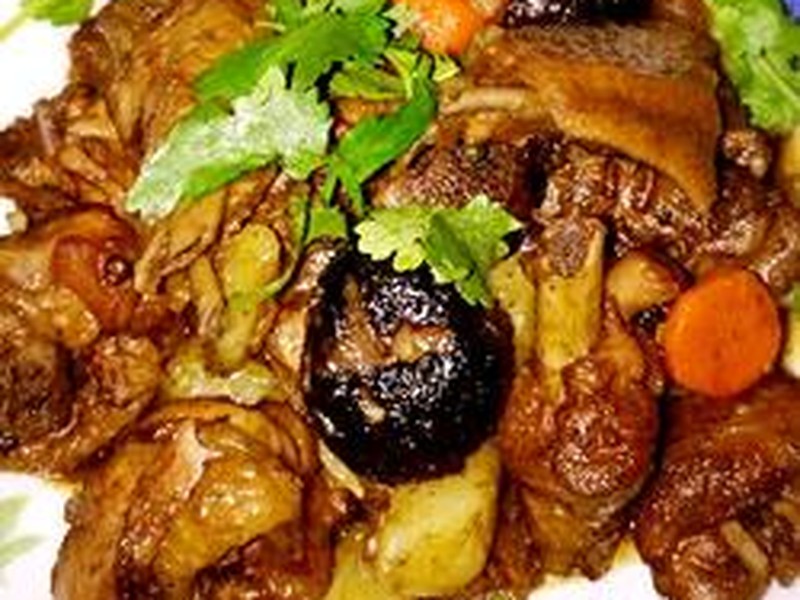香菇土豆炖鸡肉