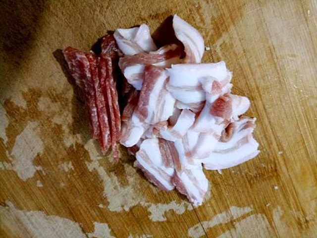 【卷心菜炒肉】步骤2