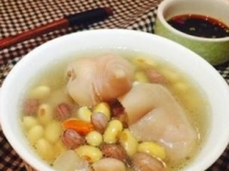 黄豆花生猪蹄煲
