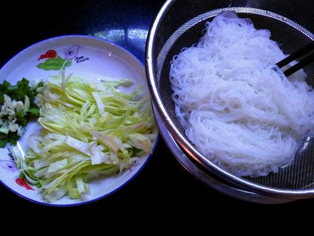 【包心菜炒粉丝】步骤1