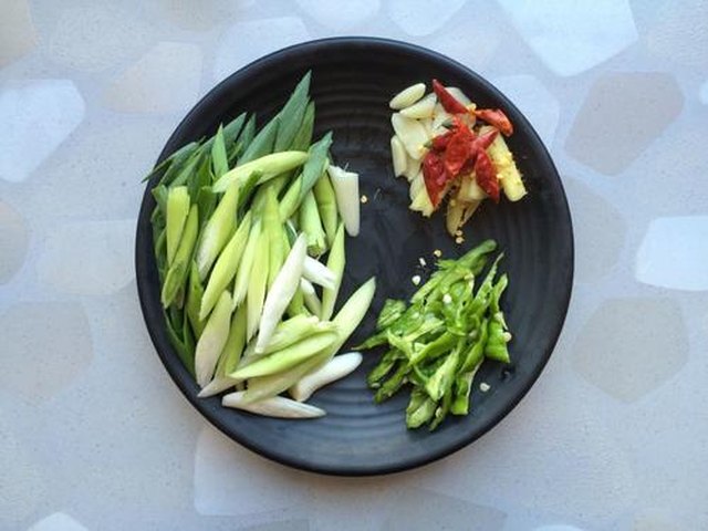 【〖 蒜苗炒肉 〗】步骤1