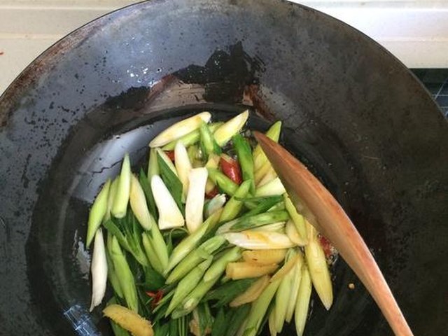 【〖 蒜苗炒肉 〗】步骤3