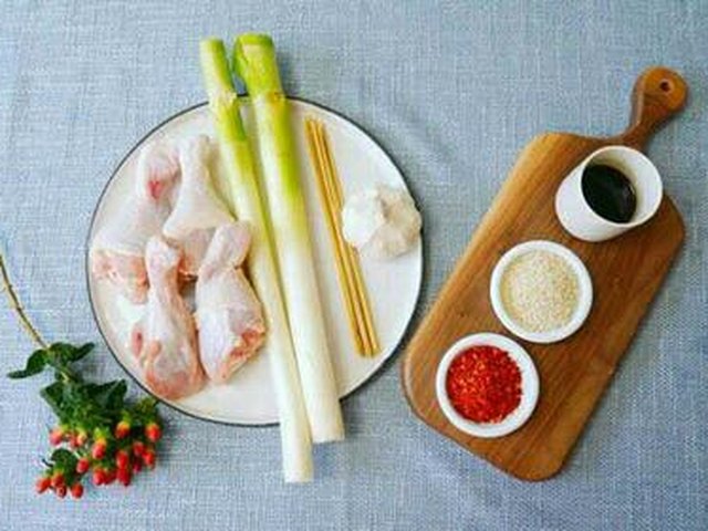 【大葱煎鸡肉串】步骤1