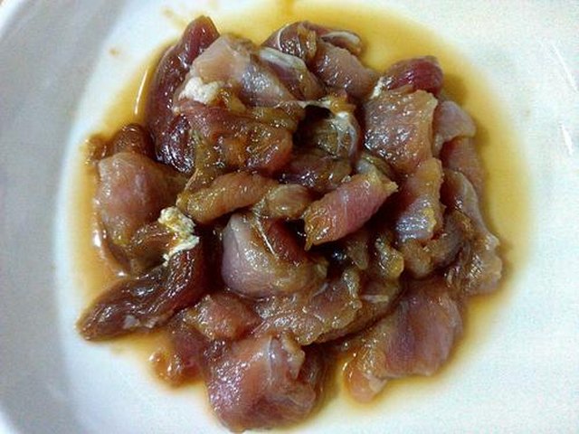 【草菇炒瘦肉】步骤3
